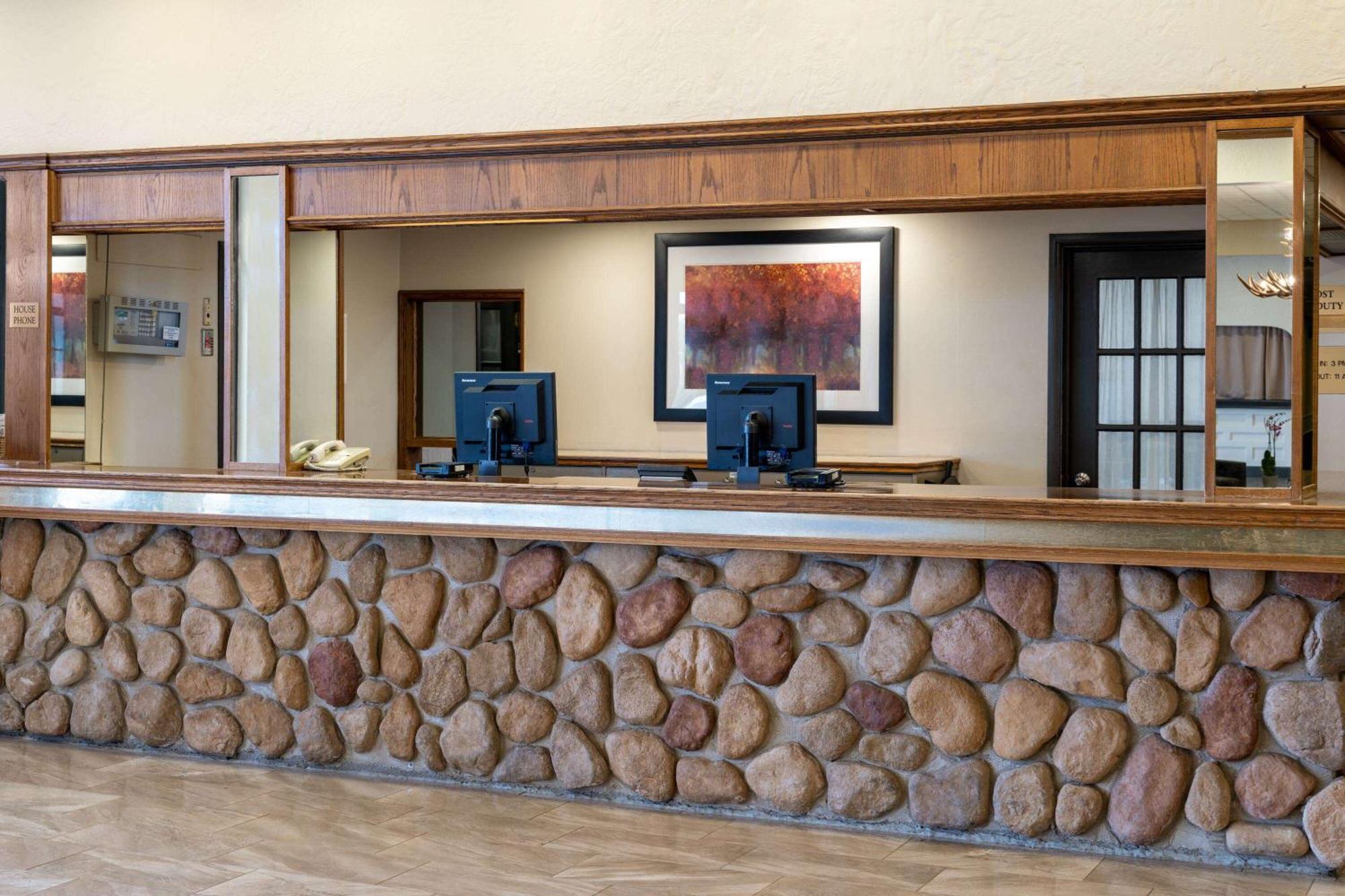 Ramada By Wyndham Thunder Bay Airlane Hotel Exterior foto
